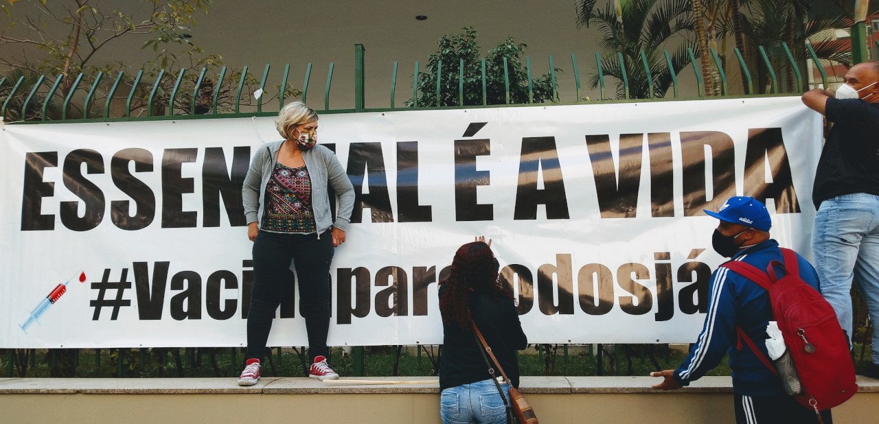 Faixa Essencial é a Vida estendida em frente da Câmara Municipal