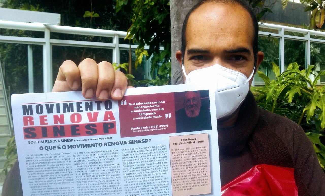 Marcos Manoel com Boletim do Movimento Renova SINESP em Ato do Comando de Greve no dia 14 de maio em frente da Dre Santo Amaro